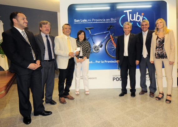 El Gobernador junto a ministros en la foto posterior al acto