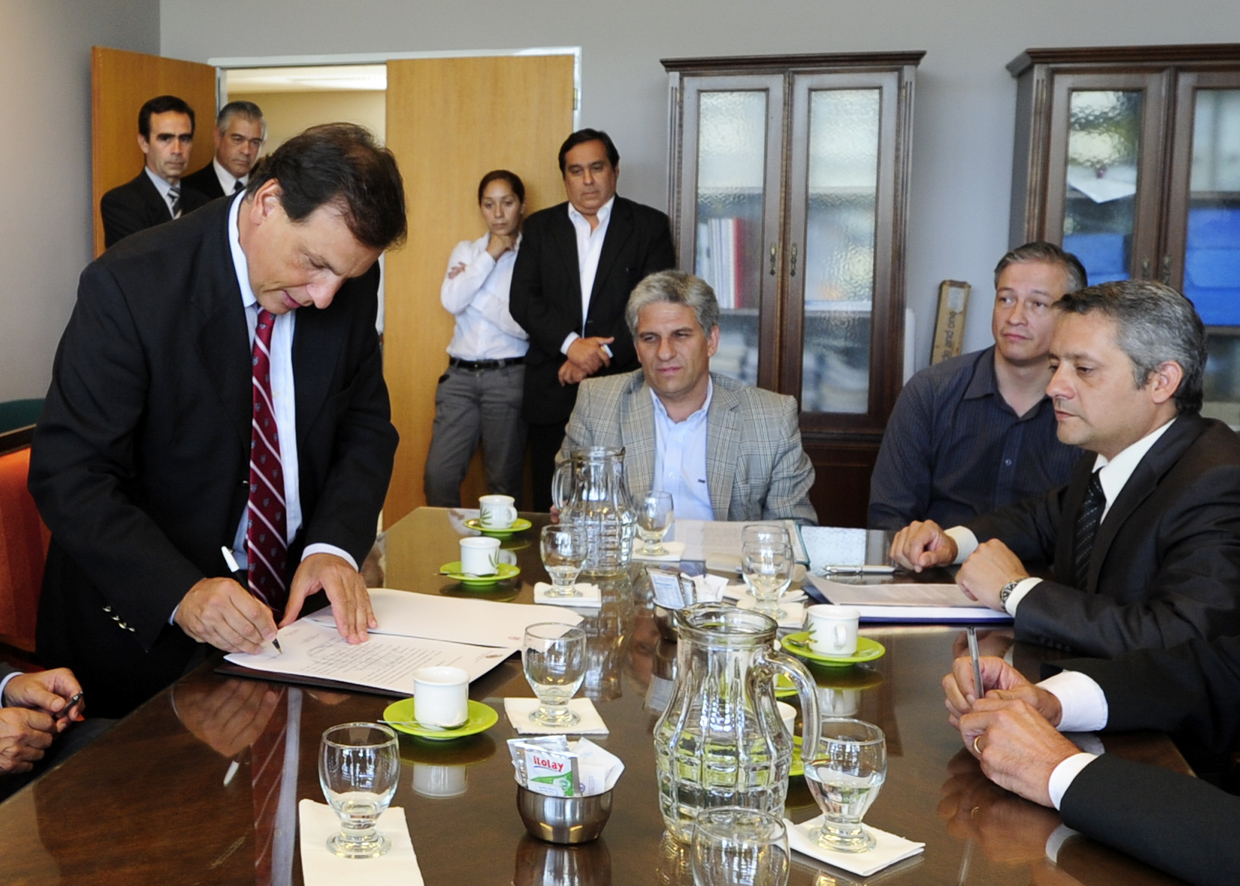 El encuentro tuvo lugar en el Ministerio de Hacienda y Obras Públicas.