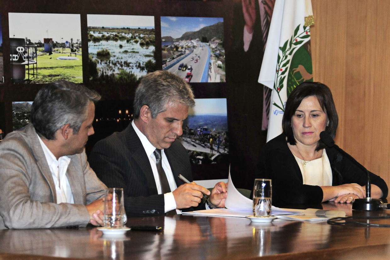 Carrera Sanitaria: el Gobernador firmó decretos para afianzar y jerarquizar la labor de profesionales y técnicos