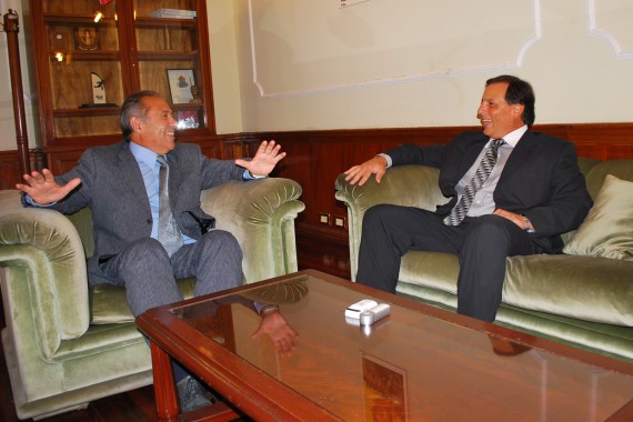 Rodríguez Saá durante la reunión en el despacho del intendente Ponce. Posteriormente ofrecieron una conferencia de prensa.