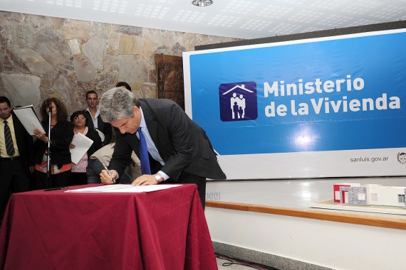 El Gobernador durante la firma de decretos y convenios para la construcción de viviendas.