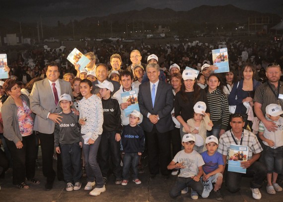 Adolfo Rodríguez Saá participó de la entrega de viviendas