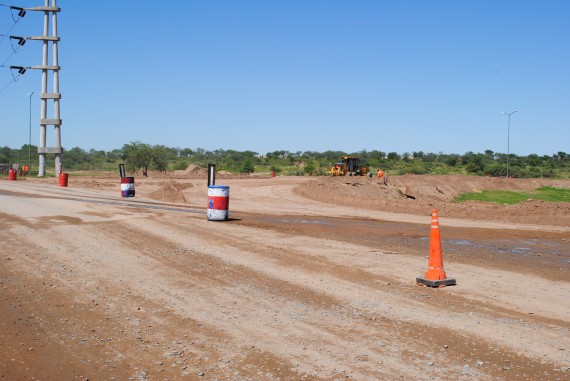 Esta obra posee un eje principal de doble carril de sección vial variable, entre los 100 y los 50 metros en toda su extensión.