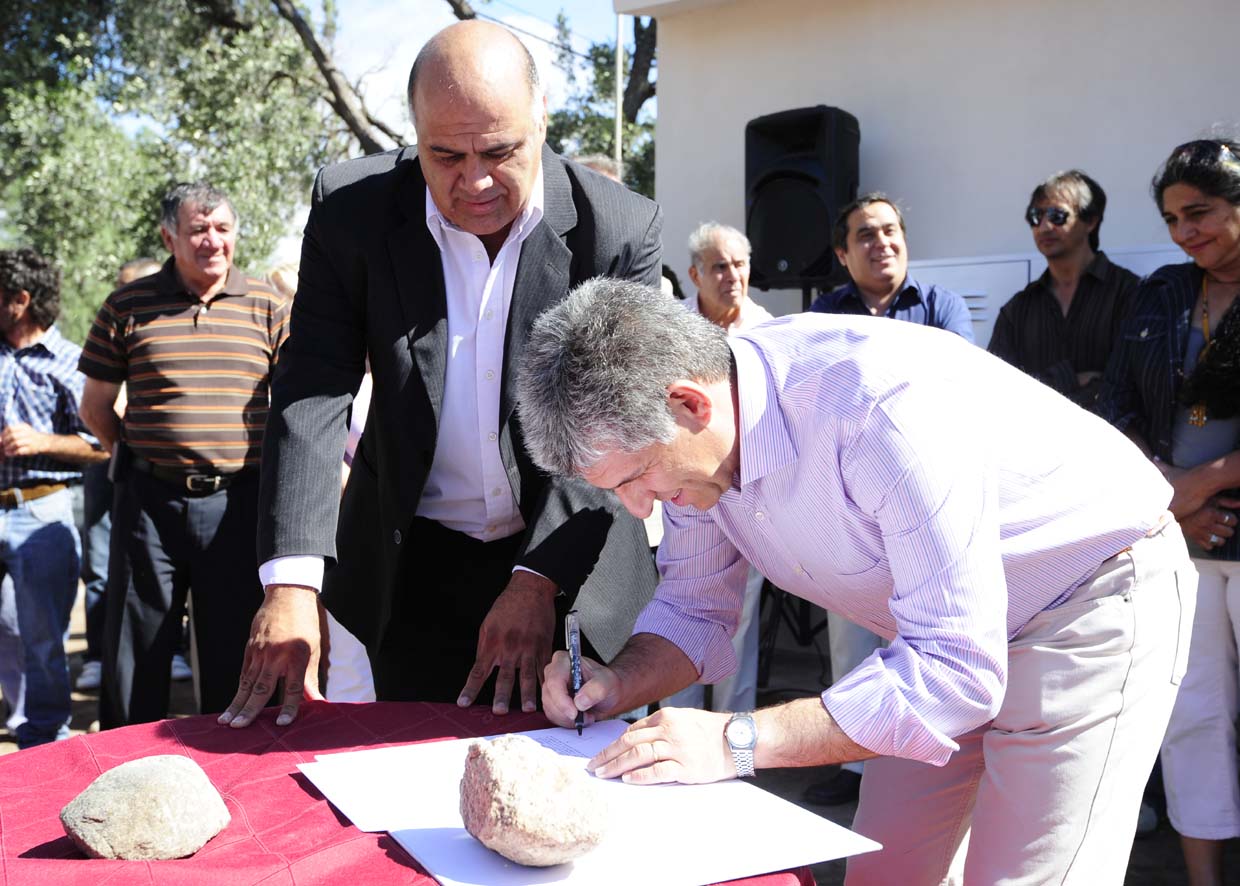 Poggi firmó el decreto que pone en marcha una nueva construccion de casas en esta localidad