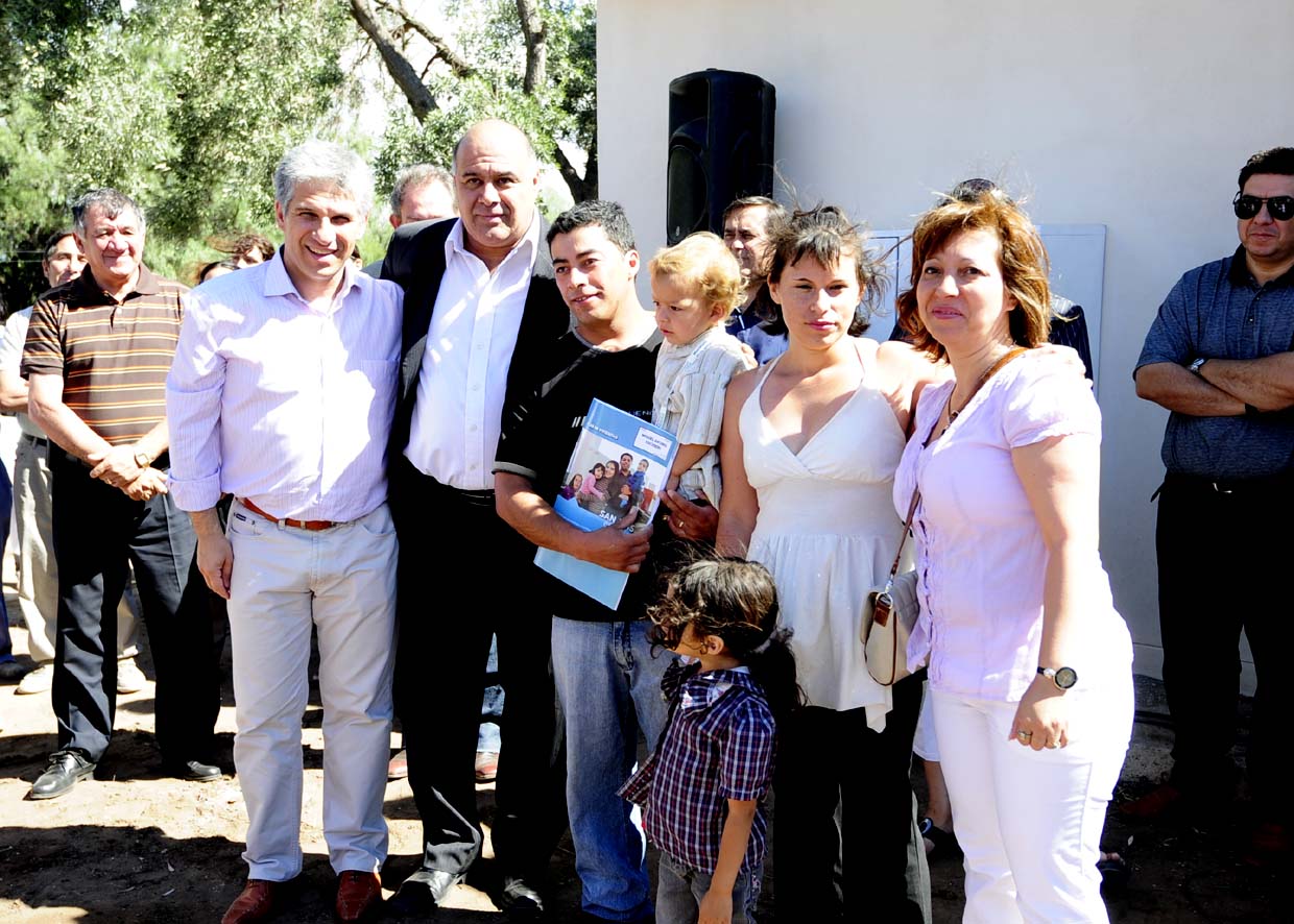 Poggi junto al intendente y una familia