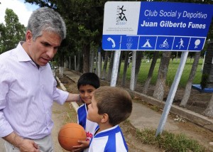 Con los chicos: El Gobernadordialoga con un grupo de niños que disfrutan de la nueva cancha