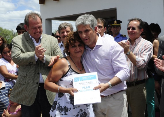 Las familias de María Pérez y María Eulogia Cabañes recibieron este sábado la llave de su casa propia. 