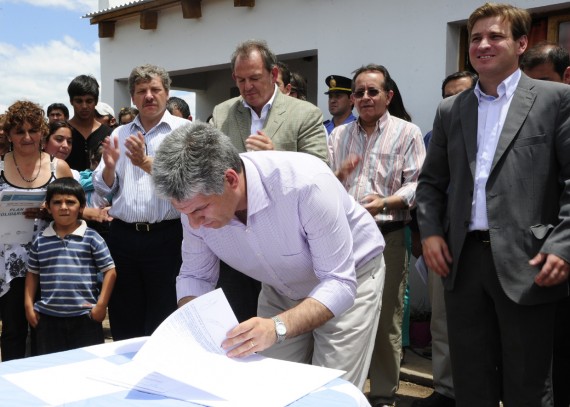 El gobernador firmó el decreto para la construcción, por gestión municipal, de diez casas de los planes Progreso y Sueños