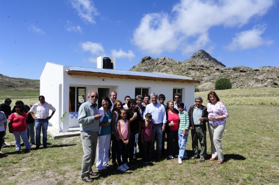Casa nueva y navidad feliz. El Gobernador entregó en Inti Huasi una vivienda de inclusión