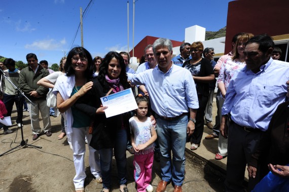 Familia feliz: El Gobernador junto a la intendente de La Carolina y una adjudicataria