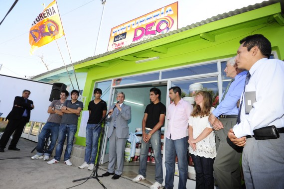 El Gobernador habla en la inauguracion de la pinturería