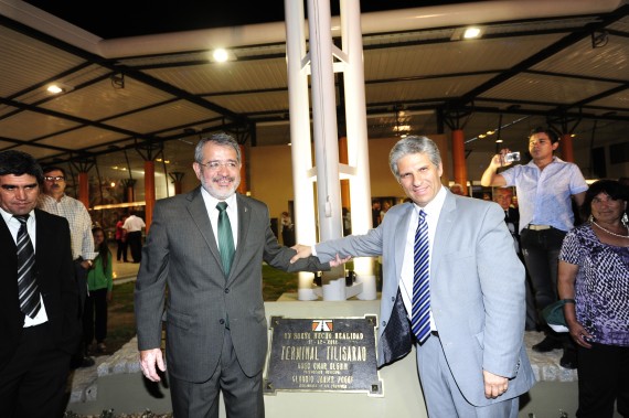 El gobernador, Claudio Poggi, junto al intendente de Tilisarao, Hugo Olguin. En le medio la placa que da cuenta de la histórica inauguración