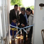 El Gobernador junto a una madre y su hijo cortan la cinta inaugural