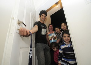 La familia Soloa habre por primera vez la puerta de su casa