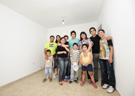 La beneficiaria Claudia Molina, junto a su familia y amigos en su nuevo hogar.