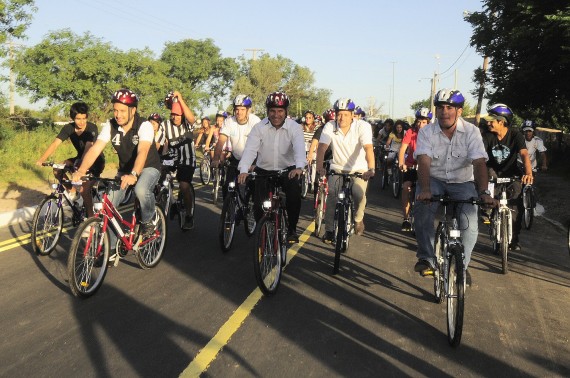 El Gobernador, funcionarios y vecinos recorrieron la nueva calle en bicicleta.
