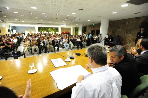 Poggi firmó 32 decretos de obra pública en el Salón Blanco de Terrazas del Portezuelo