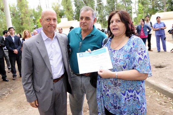 El intendente Andres vallone junto a los nuevos vecinos