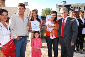 El gobernador junto a los integrantes de la empresa ´Don José´.