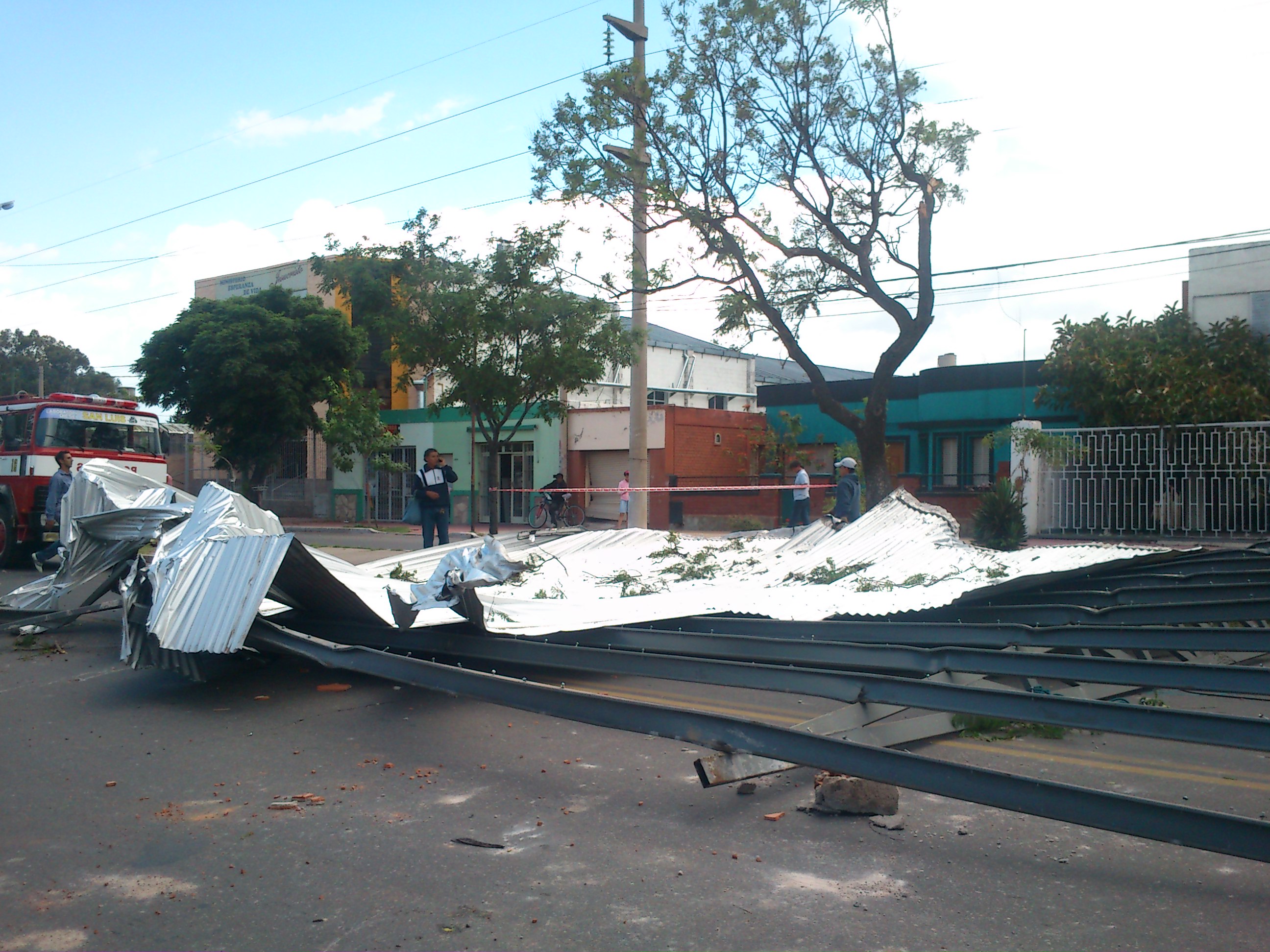 Voladuras de techos y carteles tras el temporal en la ciudad de San Luis