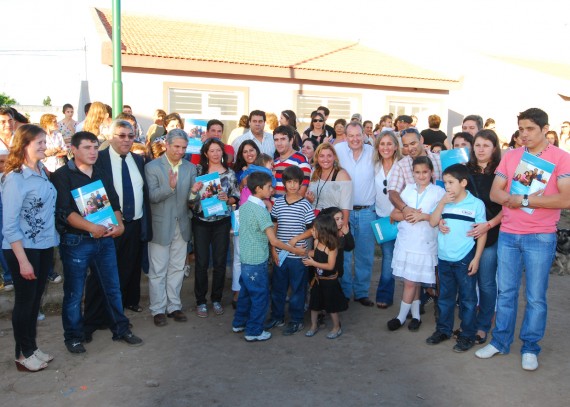 Las familias que recibieron sus casas en Naschel junto al gobernador