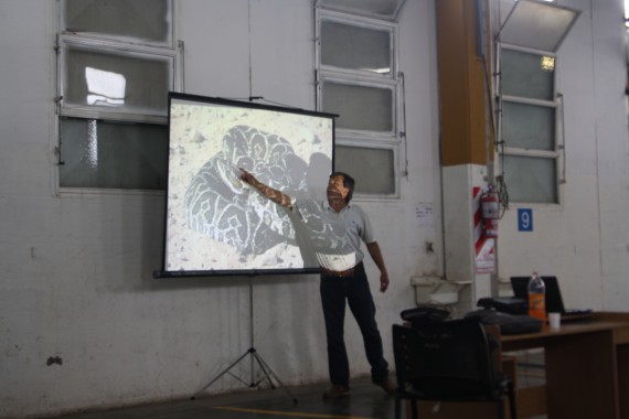 El capacitador de zoonosis, dando detalles sobre especies venenosas