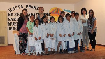 Los chicos de la Escuela “Granadero Florencio Navarro”, felices con sus premios.