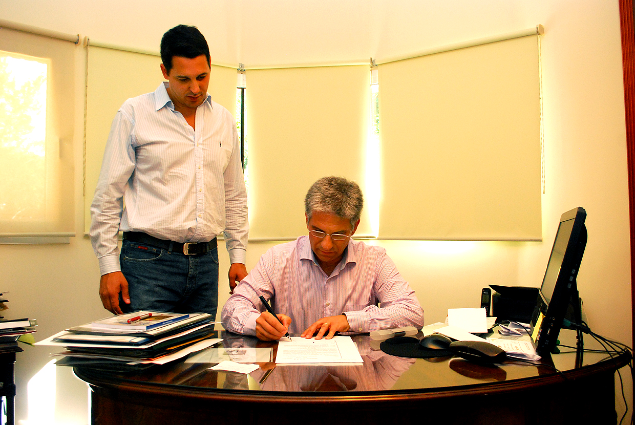 Poggi firma el decreto de promulgación: a su lado el secretario Legal y Técnico, Víctor Endeiza