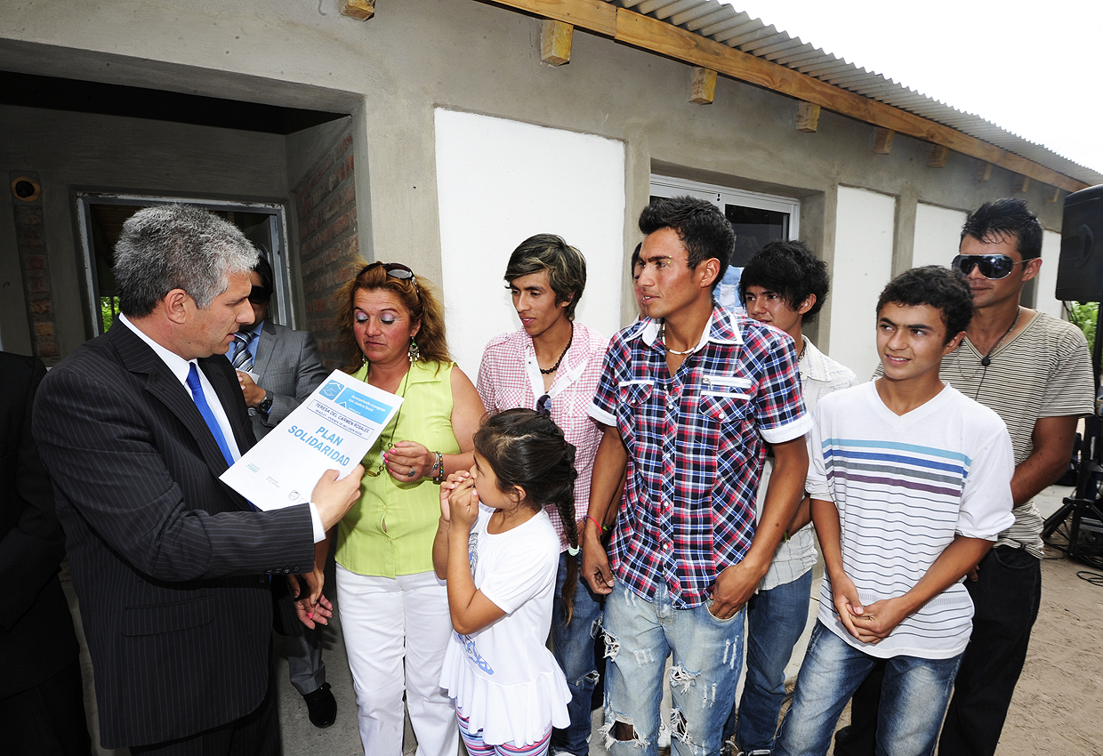 En el cierre del acto, el gobernador, CPN. Claudio Poggi, felicitó a la familia y recorrió la vivienda.
