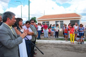 Este martes el gobernador de la Provincia, CPN. Claudio Poggi, entregó cinco viviendas productivas a familias de la localidad.