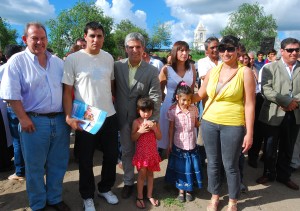 Familias de Renca junto al gobernador Claudio Poggi.