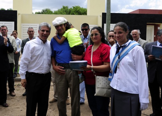 El Gobernador junto a una familia que recibió su vivienda en Juan Jorba