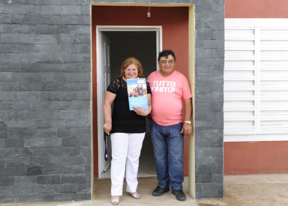 Una familia en el umbral de su casa de Juan Llerena.  