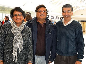  Sugata Mitra en San Luis. Sushmita Mitra, Sugata Mitra, y Alejandro Munizaga, rector de la ULP.