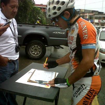 Fernando Murgo firmando la planilla, antes de largar la 5ta etapa.