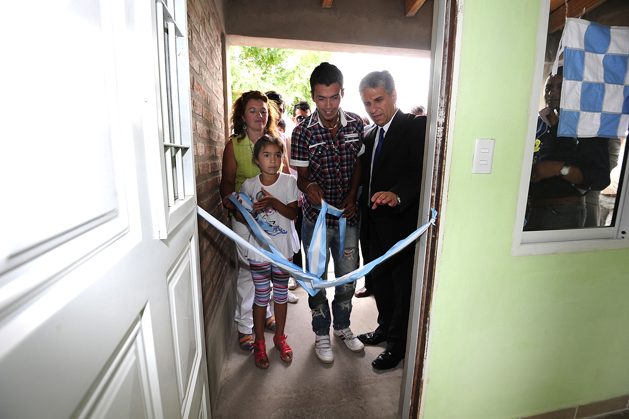 La familia de Teresa del Carmen Rosales recibió con emoción su nueva vivienda.