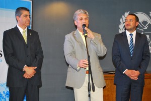 El Gobernador destacó la importancia de Las Olimpiadas del Conocimiento. Junto a él el ministro Sosa y el rector, Alejandro Munizaga