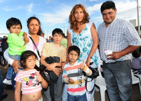 Juliana y su familia en el acto de entrega de viviendas en la ciudad de San Luis.