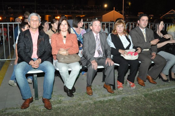 El Gobernador junto a su esposa y autoridades municipales presenciaron la noche final