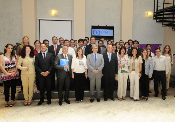 El Gobernador junto a funcionarios, autoridades de la Fisal, y jóvenes líderes.