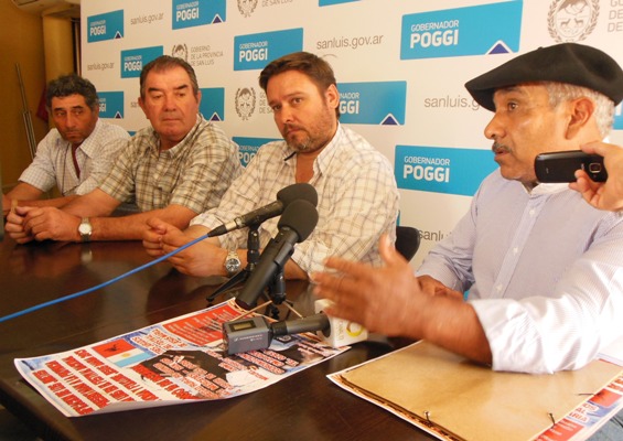 Civalero, junto a los integrantes de la Sociedad Rural Rio V, y el Coordinador del Campo de Jineteada Omar Rodríguez.  