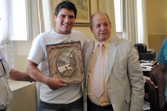 El intendente de la ciudad de Villa Mercedes, Mario Raúl Merlo, con el Campeón del Mundo de Pádel, Cristian Ozán. 