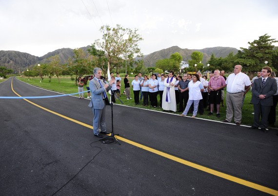 Medio ambiente y progreso. El Gobernador en el medio de la nueva obra y a su fondo el verde de una localidad en crecimiento