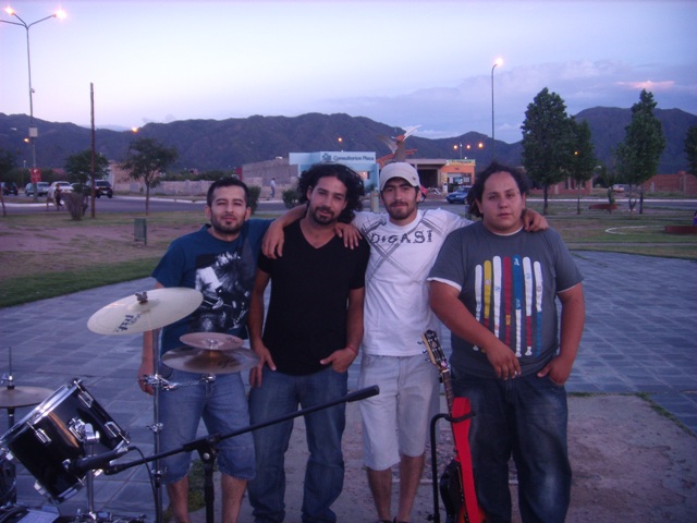 La banda La Pordoza se presentó con su música en La Punta.
