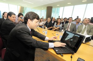 Ministro de Relaciones Institucionales y Seguridad Eduardo Monez Ruiz firmando digitalmente los certificados a los municipios y enviandolos automáticamente.