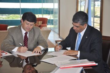 Eduardo Mones Ruiz y Alejandro Munizaga, durante la firma de los acuerdos.