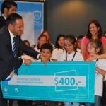 El ministro de Educación, Marcelo Sosa entrega uno de los premios