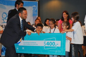 El ministro de Educación, Marcelo Sosa entrega uno de los premios