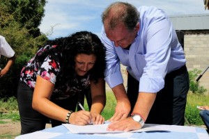Este jueves cinco familias, firmaron el contrato de sus nuevos hogares.