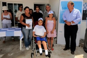 La familia Sosa junto al gobernador.